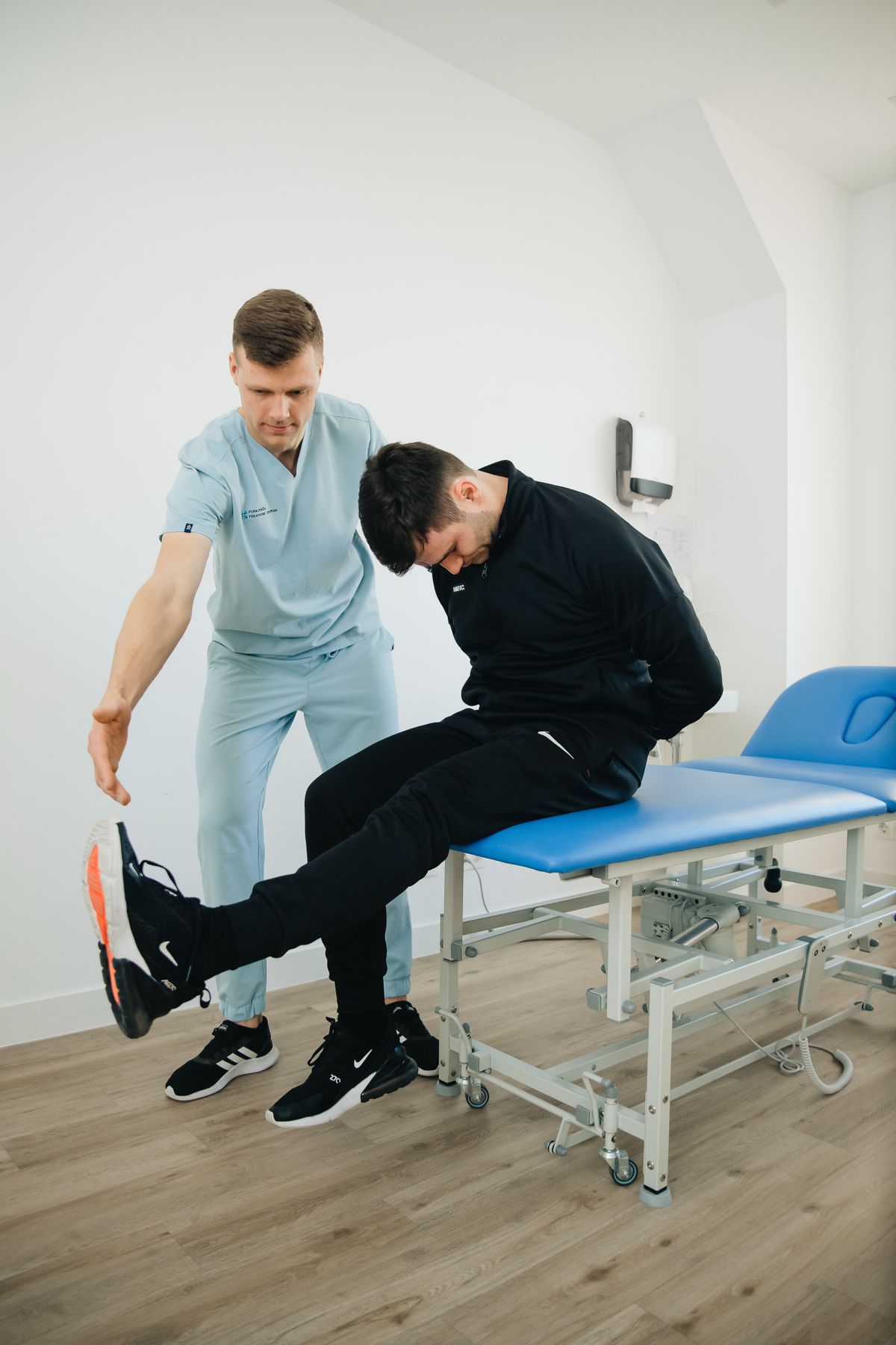 Physiotherapeut begleitet einen Patienten bei einer Übung